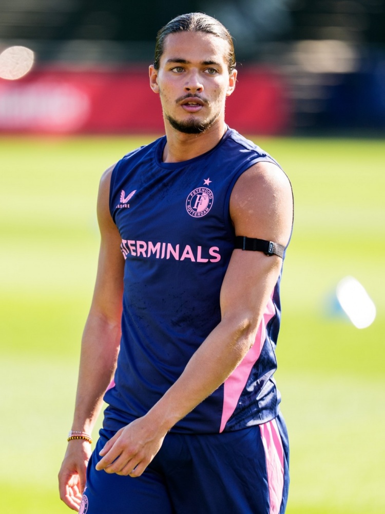 记者：切尔西有意费耶诺德前锋哈迪·穆萨，报价合适冬窗可以离队