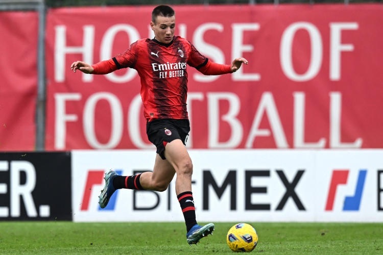 华体会官网-记者：17岁前锋卡马达可能1月回归米兰，俱乐部正评估球员伤情