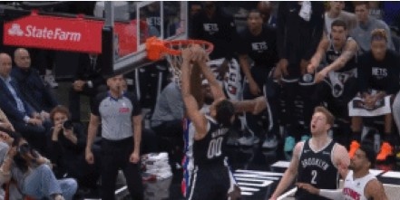 华体会app下载-摧枯拉朽！米诺特中路突击 飞身拉杆力压斯图尔特双手暴力隔扣