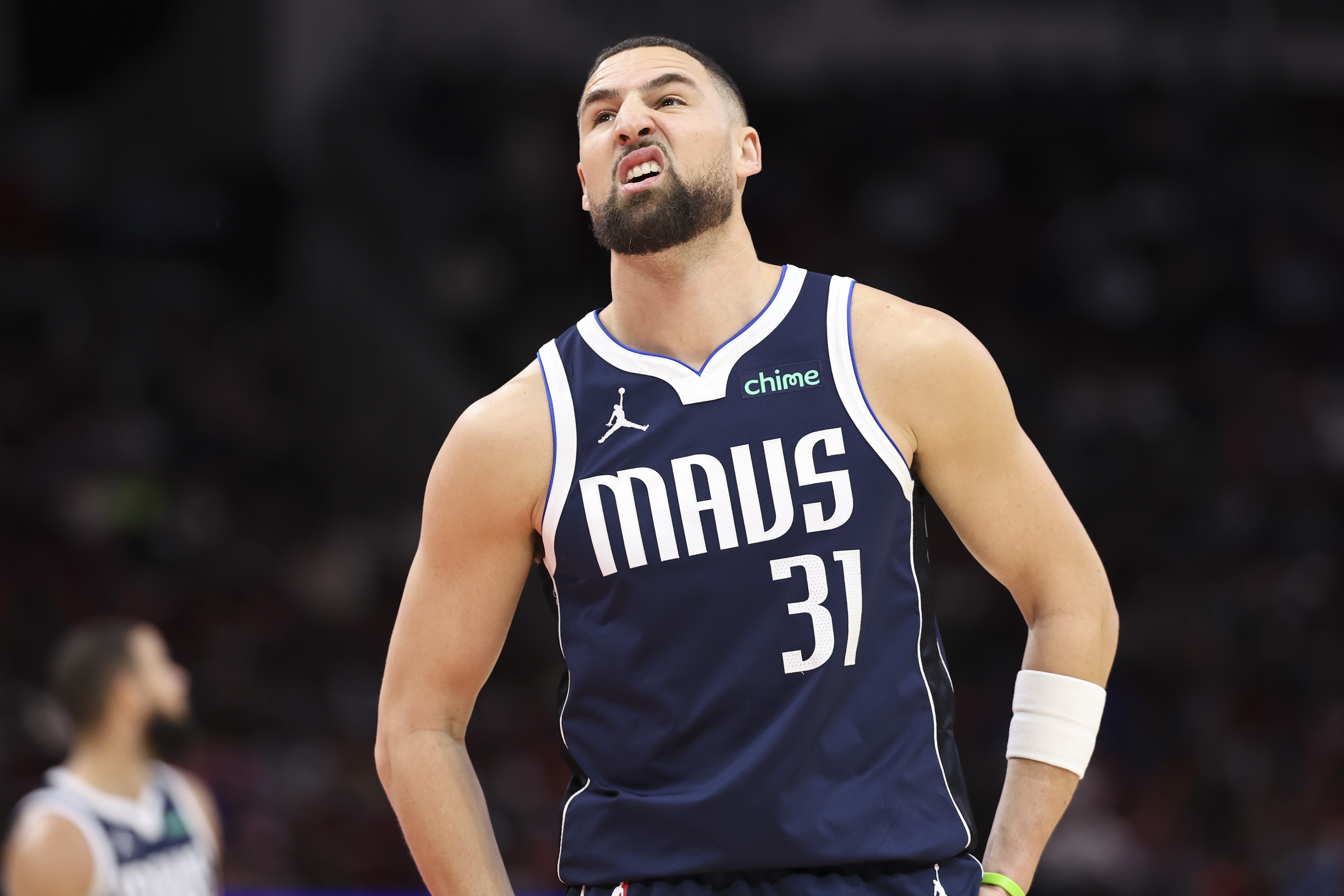 华体会官网-佛光照不出来了!克莱替补16分钟手感冰凉11投仅3中&三分5中0